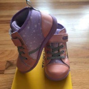 Brand New Girls 7.5 high top gym shoe